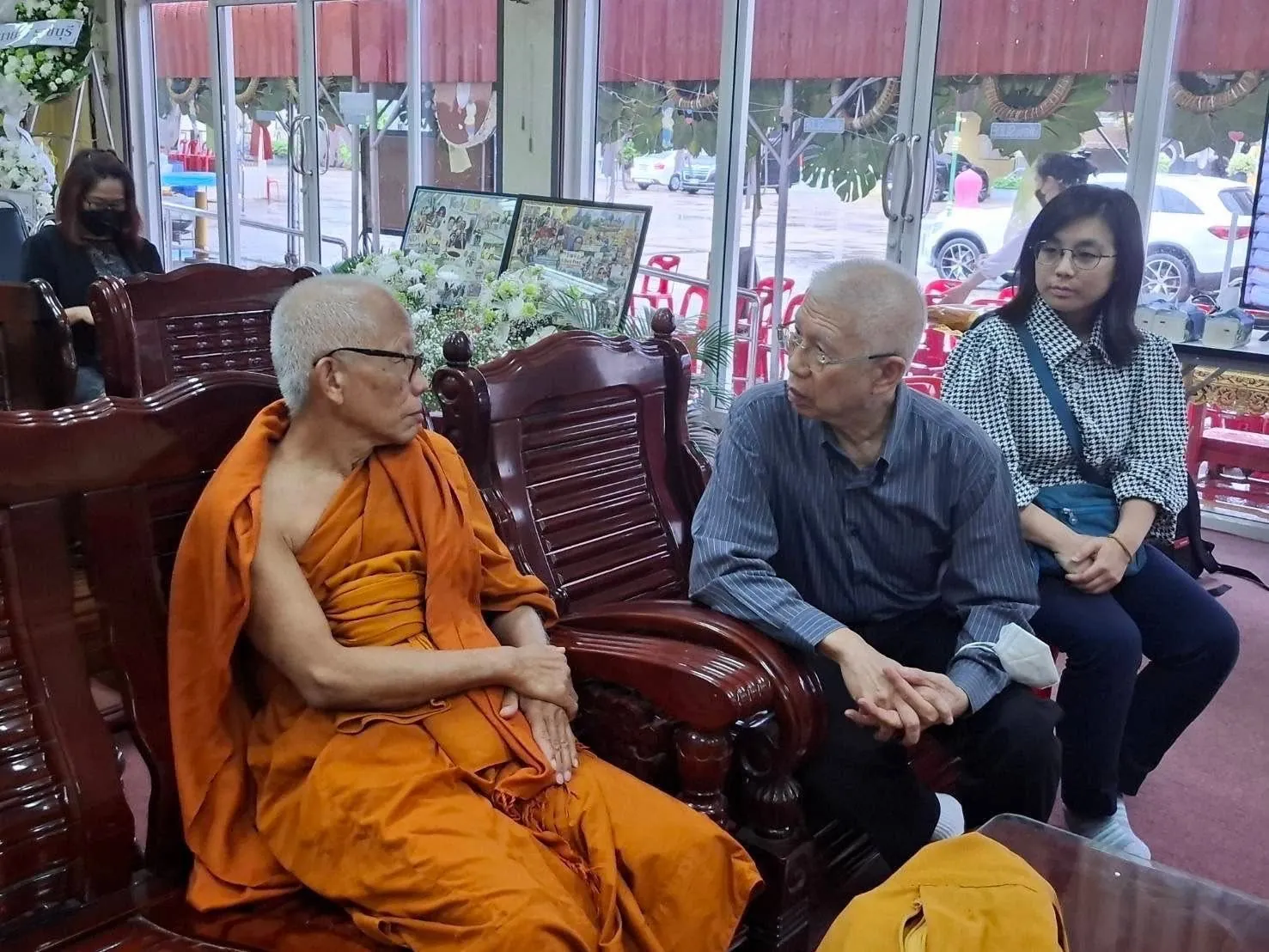 เจ้าอาวาสวัดพระธาตุดอยสุเทพ ยูเอสเอ เป็นเจ้าภาพสวดพระอภิธรรมศพ รศ.ดร.บังอร โสฬส (2)