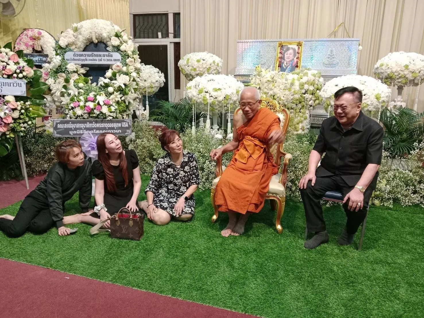 เจ้าอาวาสวัดพระธาตุดอยสุเทพ ยูเอสเอ เป็นเจ้าภาพสวดพระอภิธรรมศพ รศ.ดร.บังอร โสฬส (8)