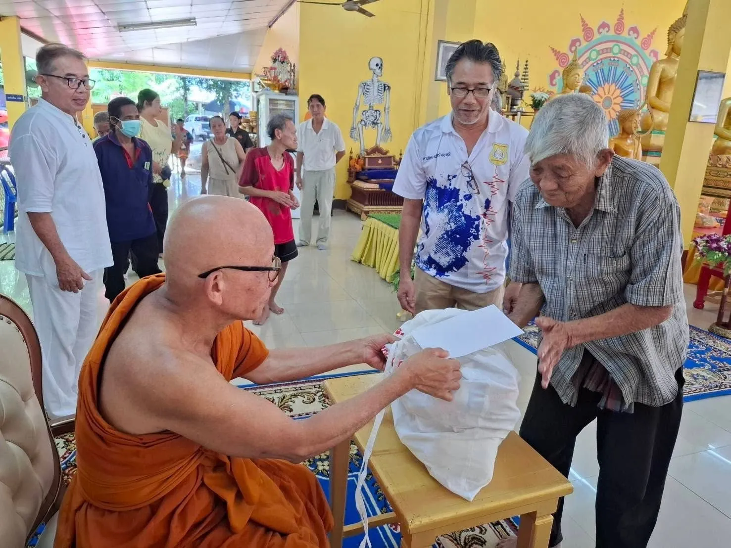 Supporting Wat Kao Charoen Tham in Phang Nga, Thailand: pillar-raising ceremony and gifts for the community (1)