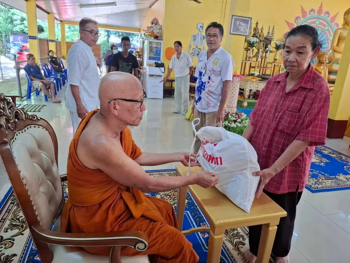 Supporting Wat Kao Charoen Tham in Phang Nga, Thailand: pillar-raising ceremony and gifts for the community (4)