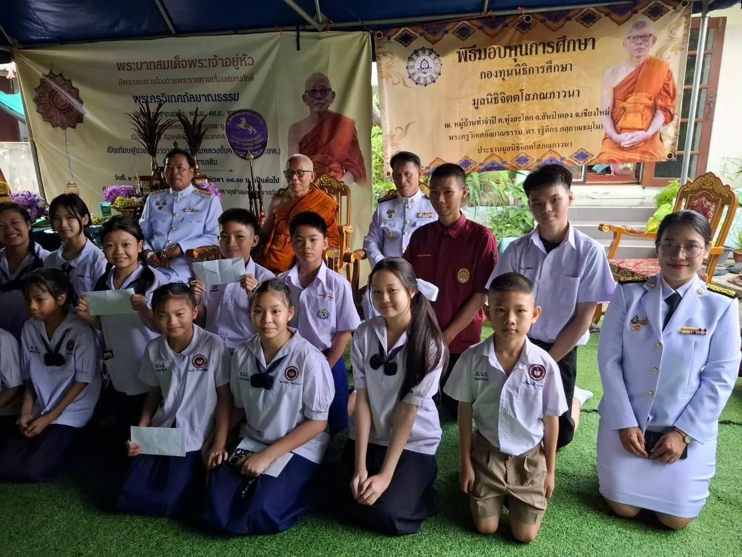 มอบทุนการศึกษาแก่เยาวชน และฉลองพัดยศพระครูวิเทศกัลยาณธรรม ณ บ้านท่าจำปี สันป่าตอง เชียงใหม่ (12)